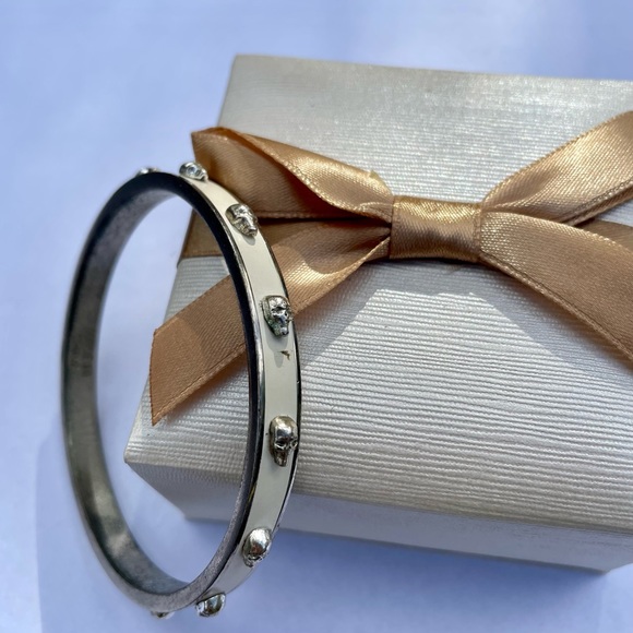 ✨ALEXANDER MCQUEEN CREAM ENAMEL SKULL BANGLE✨ - Picture 2 of 3